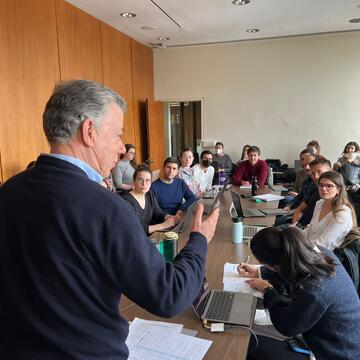 Juan Manuel Santos teaching to a class of students